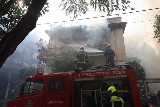 Φωτιά σε διώροφο κτίριο στην Καλλιθέα: Γυναίκα πήδηξε από το μπαλκόνι
