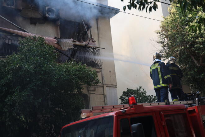 Φωτιά σε διώροφο κτίριο στην Καλλιθέα: Γυναίκα πήδηξε από το μπαλκόνι