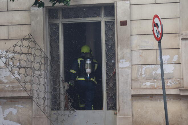 Φωτιά σε διώροφο κτίριο στην Καλλιθέα: Γυναίκα πήδηξε από το μπαλκόνι