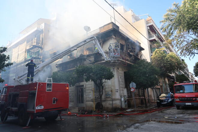 Φωτιά σε διώροφο κτίριο στην Καλλιθέα: Γυναίκα πήδηξε από το μπαλκόνι