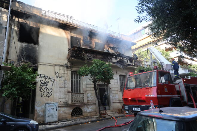 Φωτιά σε διώροφο κτίριο στην Καλλιθέα: Γυναίκα πήδηξε από το μπαλκόνι