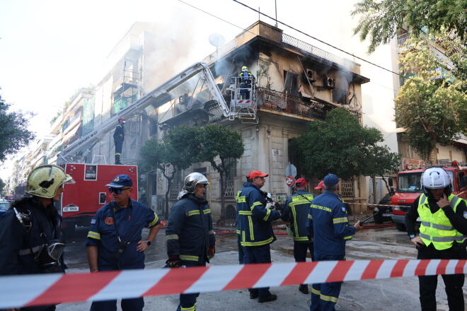 Φωτιά σε διώροφο κτίριο στην Καλλιθέα: Γυναίκα πήδηξε από το μπαλκόνι