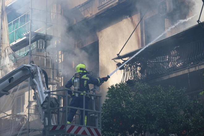 Μια 75χρονη γυναίκα σώθηκε στην Καλλιθέα από διαμέρισμα που έπιασε φωτιά, πηδώντας από το μπαλκονι - Eurokinissi