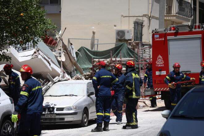 Άνδρες της ΕΜΑΚ προσπαθούν να εντοπίσουν τέσσερα άτομα που φέρονται να έχουν εγκλωβιστεί κάτω από τα συντρίμμια - Intimenews