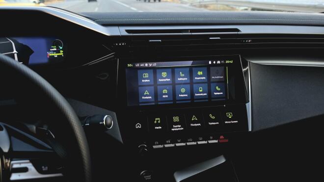 Test Drive: Δοκιμάζουμε το νέο Peugeot 408 1,2 Hybrid 145