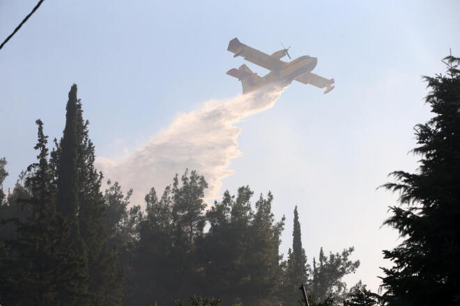 Η φωτιά ξέσπασε στο Δερβένι και πήρε γρήγορα διαστάσεις λόγω των ισχυρών ανέμων