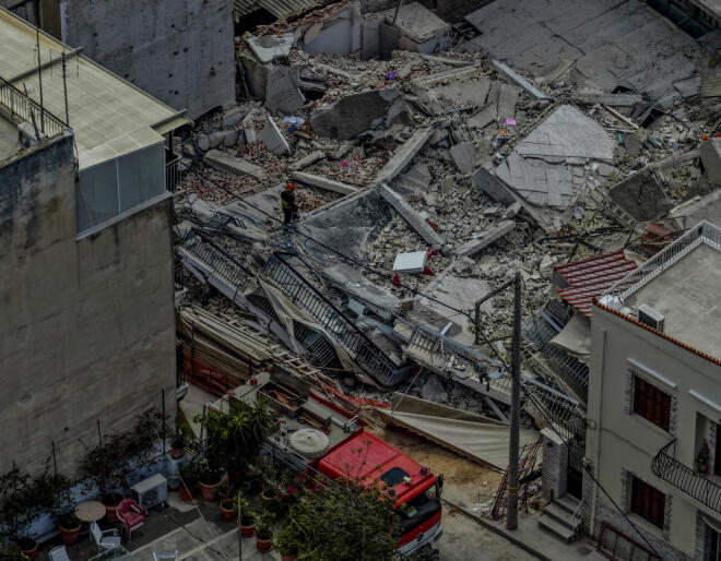 Γίνονται έρευνες για να διαπιστωθούν τα αίτια που οδήγησαν στην κατάρρευση της πολυκατοικίας στα Πετράλωνα