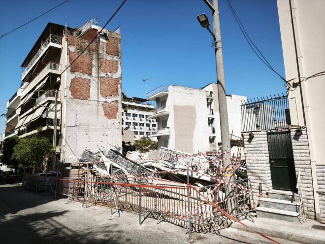 Στην πολυκατοικία που κατέρρευσε στα Πετράλωνα είχε δημιουργηθεί μια μεγάλη ρωγμή λίγο πριν καταρρεύσει