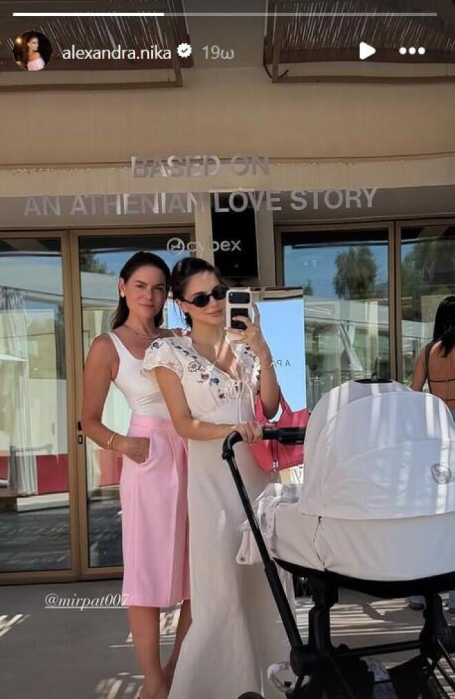 Μαμά και κόρη βόλτα με τη μικρή Μιράντα
