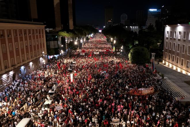 Mαζικές διαδηλώσεις στα Τίρανα η κατά του σχεδίου δημιουργίας πολυτελούς τουριστικού συγκροτήματος/ AP Photo/Hameraldi Agolli