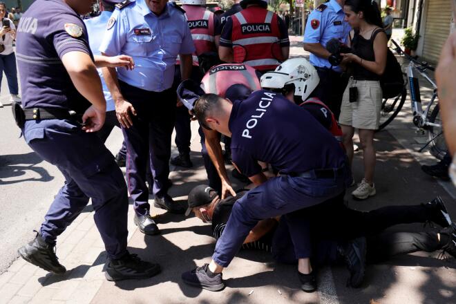 Τίρανα: Η στιγμή που η αστυνομία ακινητοποιεί έναν διαδηλωτή/ AP Photo/Hameraldi Agolli