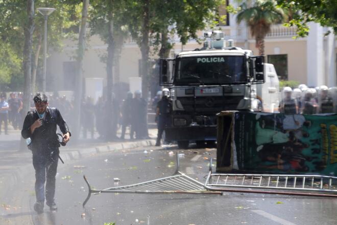 Τίρανα: Η αστυνομία έκανε χρήση δακρυγόνων και νερού υπό πίεση για να διαλύσει το πλήθος/ AP Hameraldi Agolli