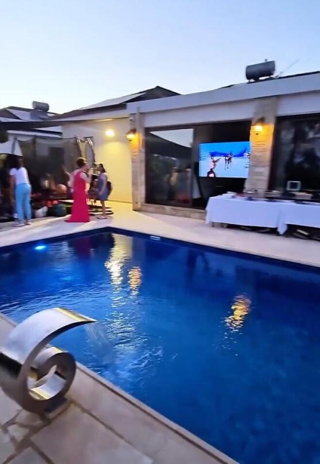 Μαυρικίου - Ζήση: Το pool party για τα 2α γενέθλια της κορης τους