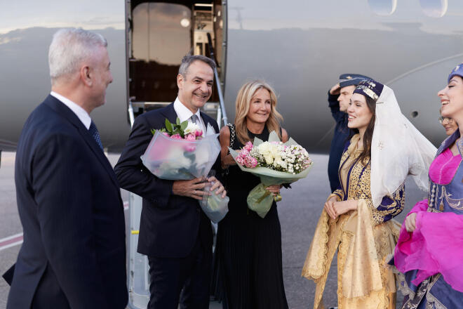 Τον κ. Μητσοτάκη υποδέχθηκε θερμά στην είσοδο του προεδρικού μεγάρου ο ίδιος ο Τούρκος Πρόεδρος. Τον Έλληνα πρωθυπουργό συνοδεύει στην Άγκυρα η σύζυγός του, Μαρέβα Γκραμπόφσκι-Μητσοτάκη.