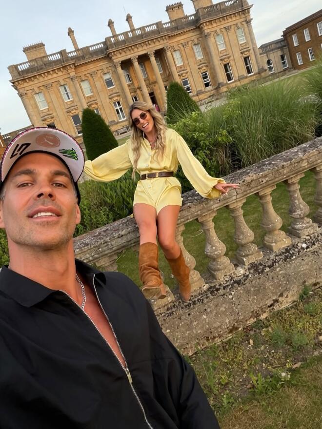 Αθηνά Οικονομάκου: Country chic εμφάνιση στην αγγλική εξοχή με τον Τσερέλα