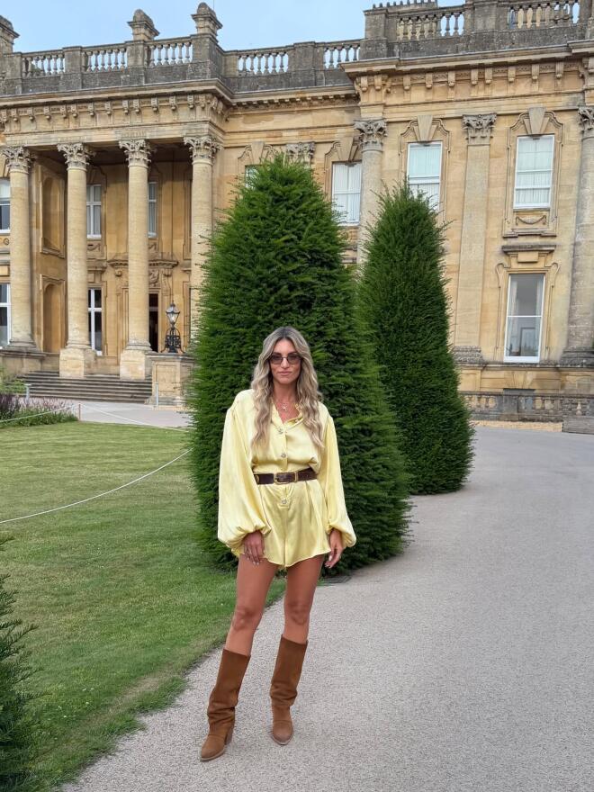 Αθηνά Οικονομάκου: Country chic εμφάνιση στην αγγλική εξοχή με τον Τσερέλα