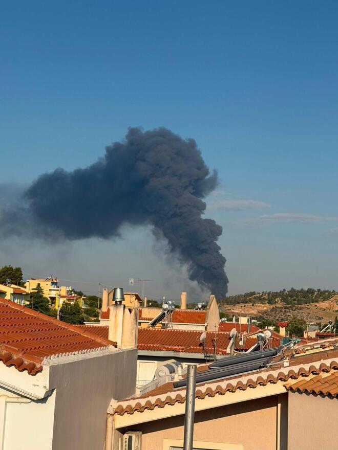 Φωτιά ξέσπασε το πρωί της Πέμπτη 9 Ιουλίου σε εργοστάσιο στον Ασπρόπυργο, με ισχυρές δυνάμεις της Πυροσβεστικής να σπεύδουν στο σημείο για την επιχείρηση κατάσβεσης.