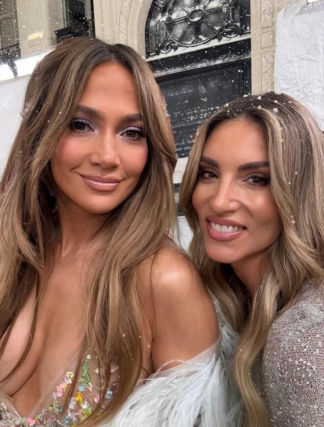 Η Αθηνά Οικονομάκου φωτογραφήθηκε με την Jennifer Lopez