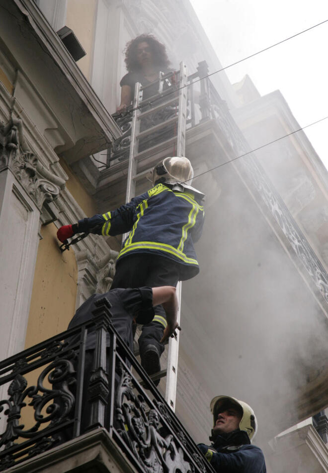 Άγνωστοι πέταξαν το 2010 βόμβες μολότοφ μέσα στο υποκατάστημα της Marfin στη Σταδίου κατά τη διάρκεια αντιμνημονιακής διαδήλωσης - Eurokinissi