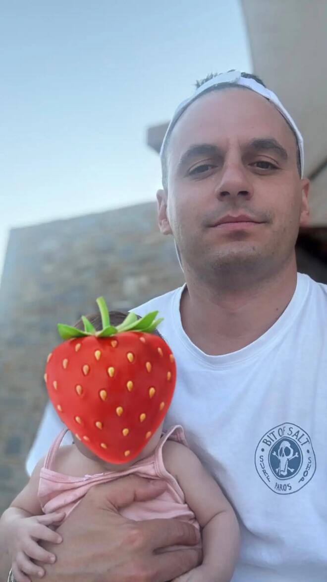 Ο Παναγιώτης Κουτσουμπής, με την κόρη του Ξένια, απολαμβάνουν ήρεμες στιγμές στην Πάρο / Φωτογραφία: Instagram.com