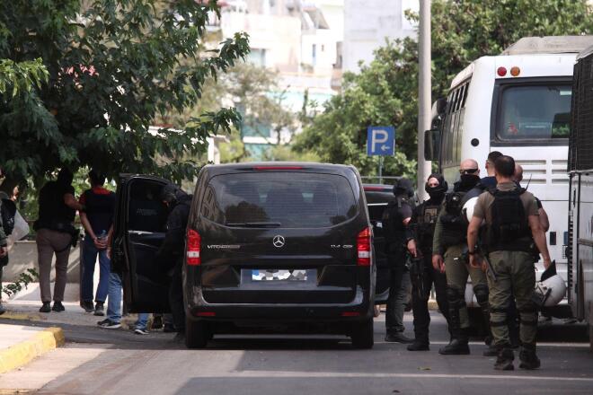 Οι συλληφθέντες της Marfin στα δικαστήρια της Ευελπίδων το απόγευμα της Παρασκευής