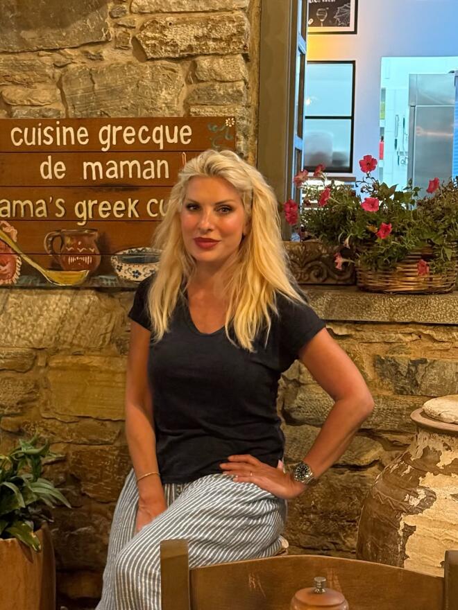Ελένη Μενεγάκη: Τα «έσπασε» σε πριβέ γλέντι στη Νάξο!