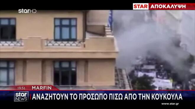 Οι αξιωματικοί του Ανθρωποκτονιών έχουν επικεντρώσει πλέον τις έρευνές τους στο πρόσωπο που βρίσκεται ακριβώς δίπλα στον 42χρονο συλληφθέντα – τον γόνο γνωστής οικογένειας, ο οποίος σπάει με τη βαριοπούλα την τζαμαρία της τράπεζας. 