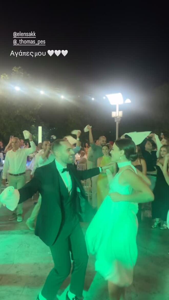Οι νεόνυμφοι στο γλέντι του γάμου τους/ instagram