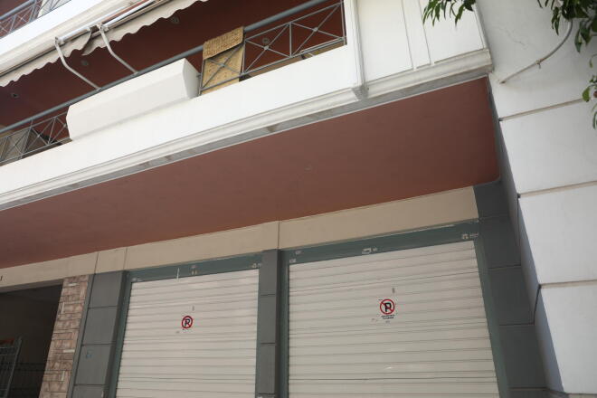 Το γκαράζ ήταν κλειστό, η μηχανή του αυτοκινήτου ανοιχτή, όπως και το κλιματιστικό, με αποτέλεσμα να εκτιμάται ότι πιθανόν το ζευγάρι να πέθανε από αναθυμιάσεις - Eurokinissi