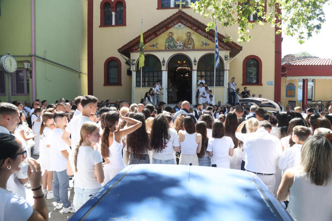 Οι συμμαθητές της 15χρονης την αποχαιρέτησαν ντυμένοι στα λευκά