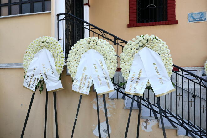 Στεφάνια από τις γιαγιάδες και τους παππούδες της 15χρονης και από τη νονά της