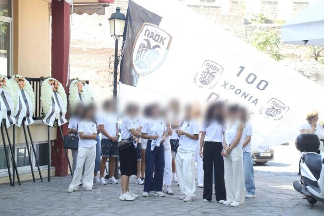 Και οι συναθλήτριές της από την γυναικεία ομάδα ποδοσφαίρου του ΠΑΟΚ αποχαιρέτησαν την 15χρονη Άννα Μαρία
