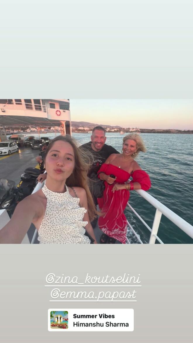 Ζήνα Κουτσελίνη: Η chic εμφάνιση στην Αντίπαρο και η selfie με την Έμμα