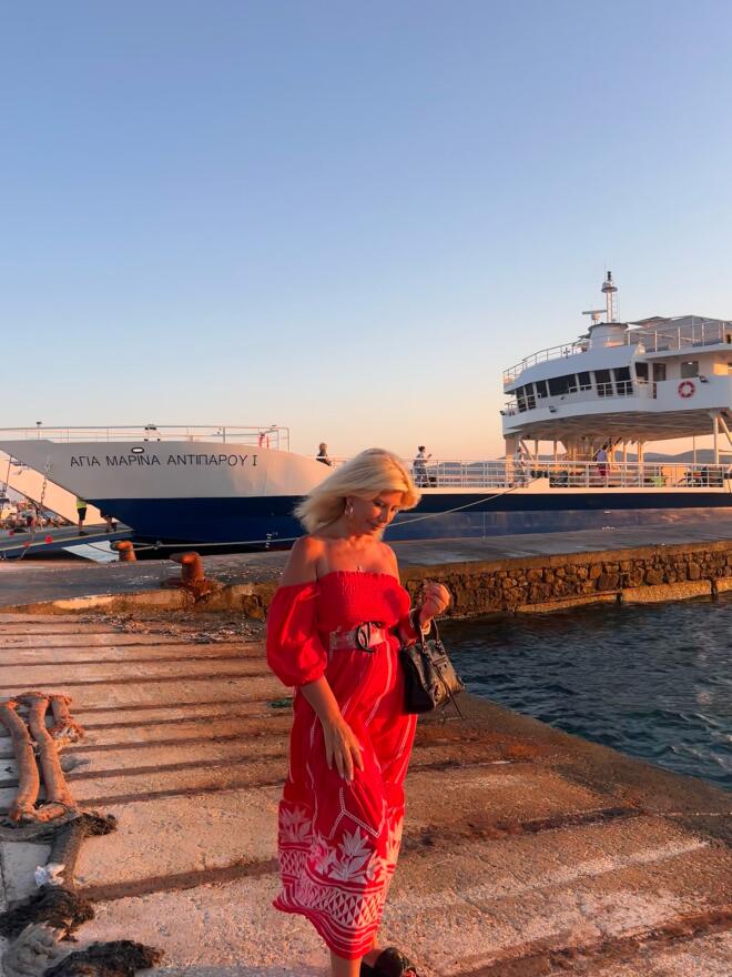 Ζήνα Κουτσελίνη: Η chic εμφάνιση στην Αντίπαρο και η selfie με την Έμμα