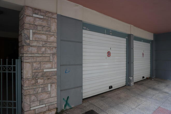Το γκαράζ μέσα στο οποίο βρέθηκε νεκρό το ζευγάρι στον Πειραιά
