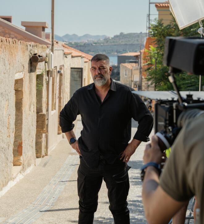 Βασίλης Μπισμπίκης: Πώς περνάει στο backstage της νέας του σειράς;