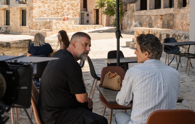 Βασίλης Μπισμπίκης: Πώς περνάει στο backstage της νέας του σειράς;