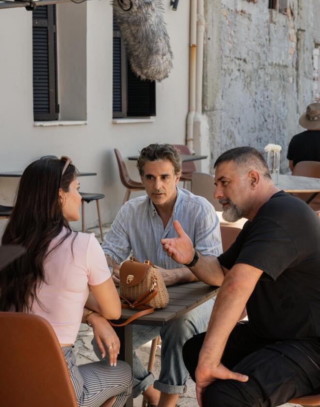 Βασίλης Μπισμπίκης: Πώς περνάει στο backstage της νέας του σειράς;
