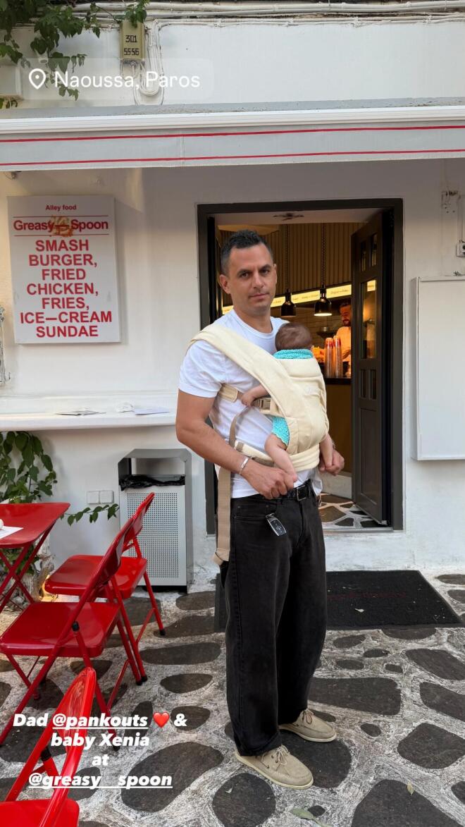 Κατερίνα Καινούργιου: Φωτογραφίζει τον Παναγιώτη Κουτσουμπή με την κόρη τους στην Πάρο
