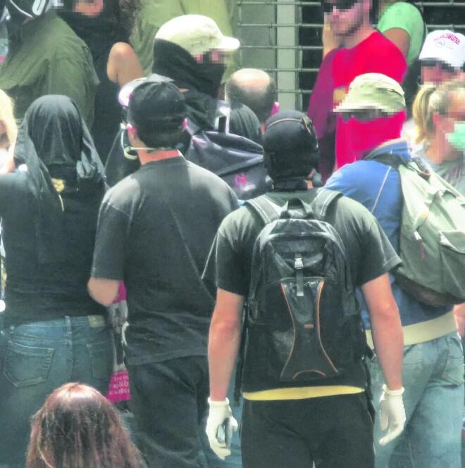Η έκθεση της ΔΕΕ αναφέρει ότι καθοριστικό ρόλο στην ταυτοποίηση των υπόπτων για την επίθεση στη Marfin έπαιξαν σακίδια, καπέλα και άλλα αντικείμενα