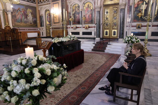 Η Νίκη Παλληκαράκη καθισμένη στην πρώτη σειρα δίπλα από το φέρετρο με τη σορό της Μάρως Κοντού/ INTIME NEWS ΛΙΑΚΟΣ ΓΙΑΝΝΗΣ