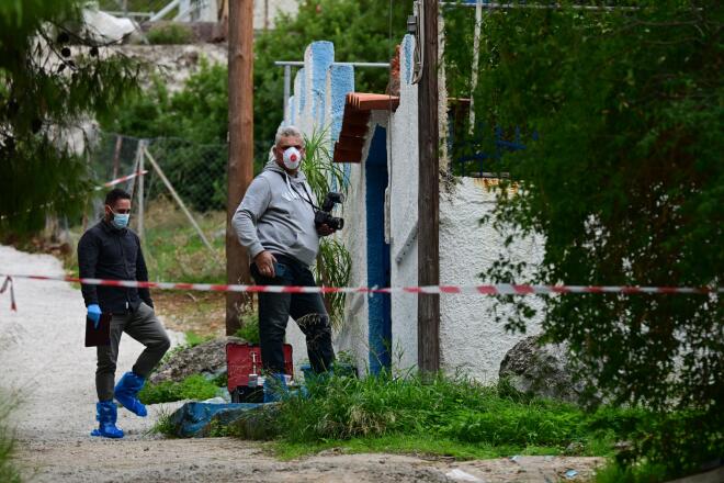 Για ένα μήνα περίπου η αστυνομία πίστευε ότι πρόκειται για ληστεία μετά φόνου, αφού από το σπίτι της ηλικιωμένης έλειπαν περίπου 8.000 ευρώ