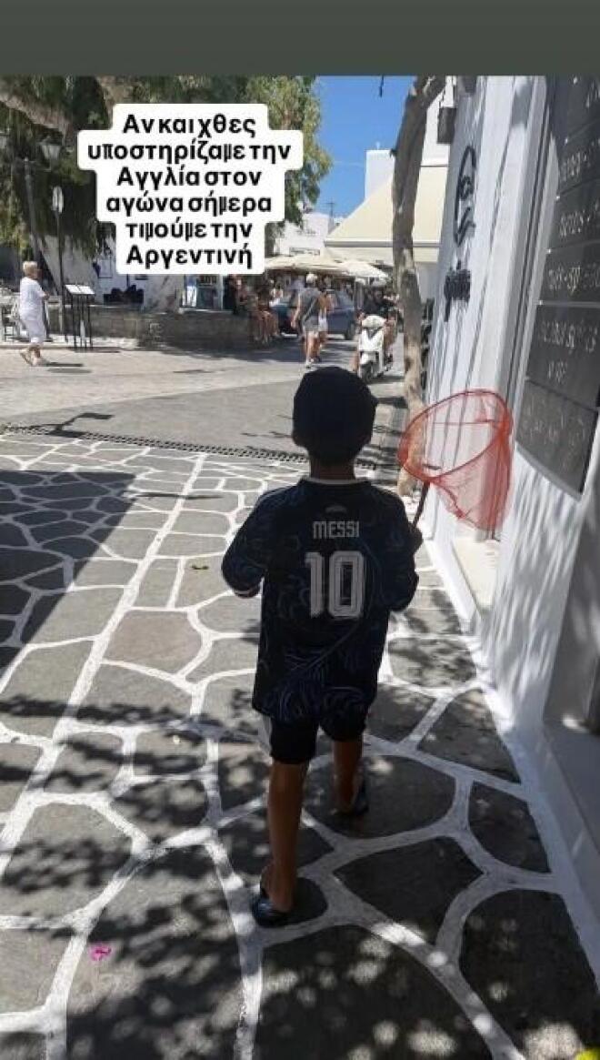 Τσιμτσιλή: Ο γιος της ποζάρει με τη φανέλα του αγαπημένου του ποδοσφαιριστή