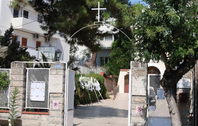 Κηδεία Λορέντζο Καριέρε: Καταβεβλημένη η σύζυγός του Έλενα Κατραβά