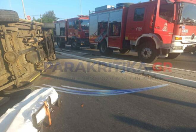 Από τη σφοδρή σύγκρουση ανατράπηκε το ασθενοφόρο - parakritika.gr