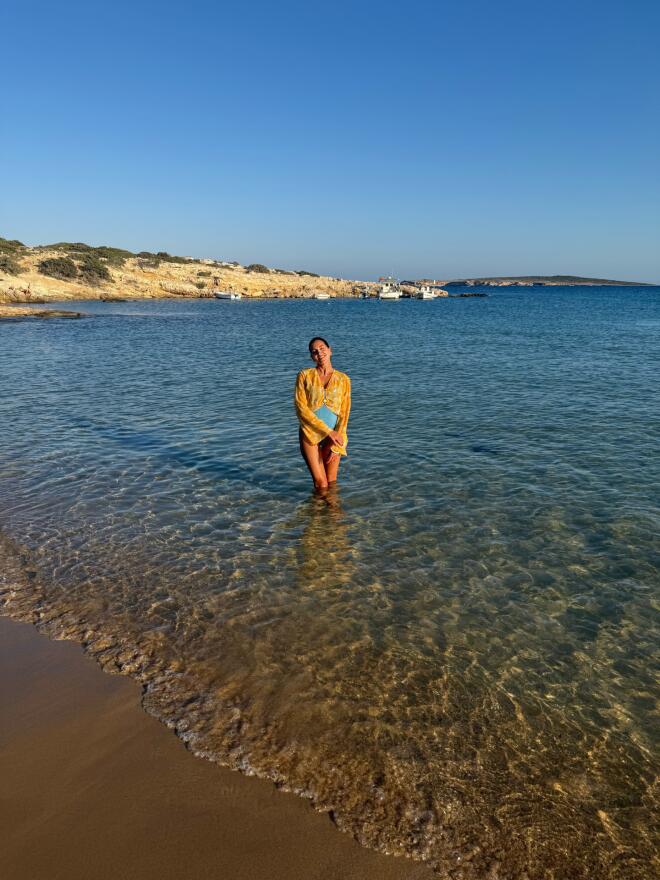 Τσιμτσιλή: Το chic beach look με γαλάζιο ολόσωμο μαγιό & κίτρινο πουκάμισο/ Instagram