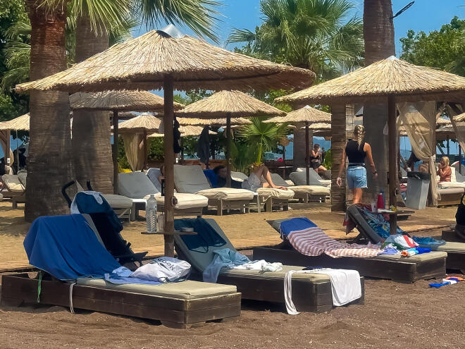 Απαγορεύεται να κρατά κάποιος ξαπλώστρες «καβάτζα» από το προηγούμενο βράδυ