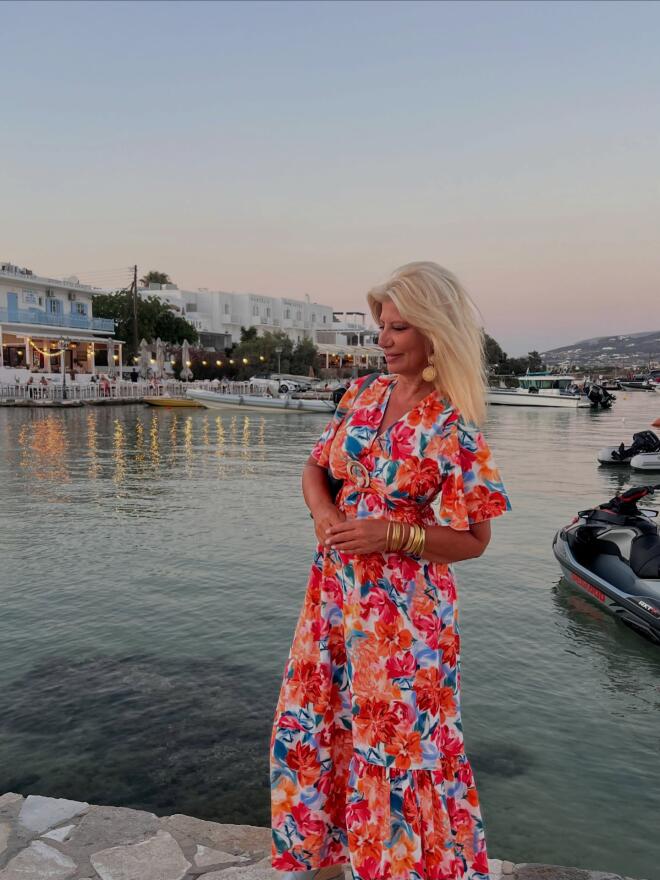 Η Ζήνα Κουτσελίνη στην Αντίπαρο/ instagram