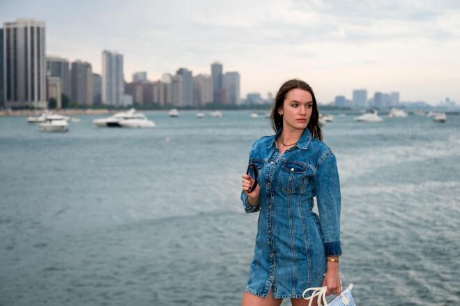 Το denim shirt είναι το διαχρονικό κομμάτι της καλοκαιρινής γκαρνταρόμπας
