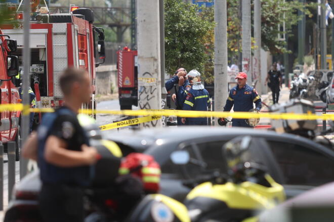 Η Πυροσβεστική και η αστυνομία έχουν αποκλείσει την περιοχή που βρίσκεται το βενζινάδικο στον Πειραιά